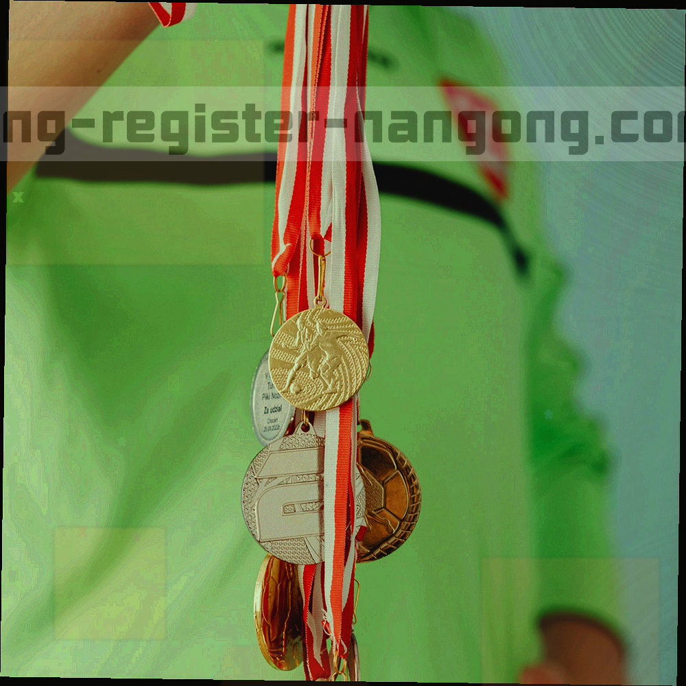 圆形倒计时图形与三类状态灯排布的信息图，暖橙色为主色，右侧依次为出场存疑、停赛、伤缺三种灯型